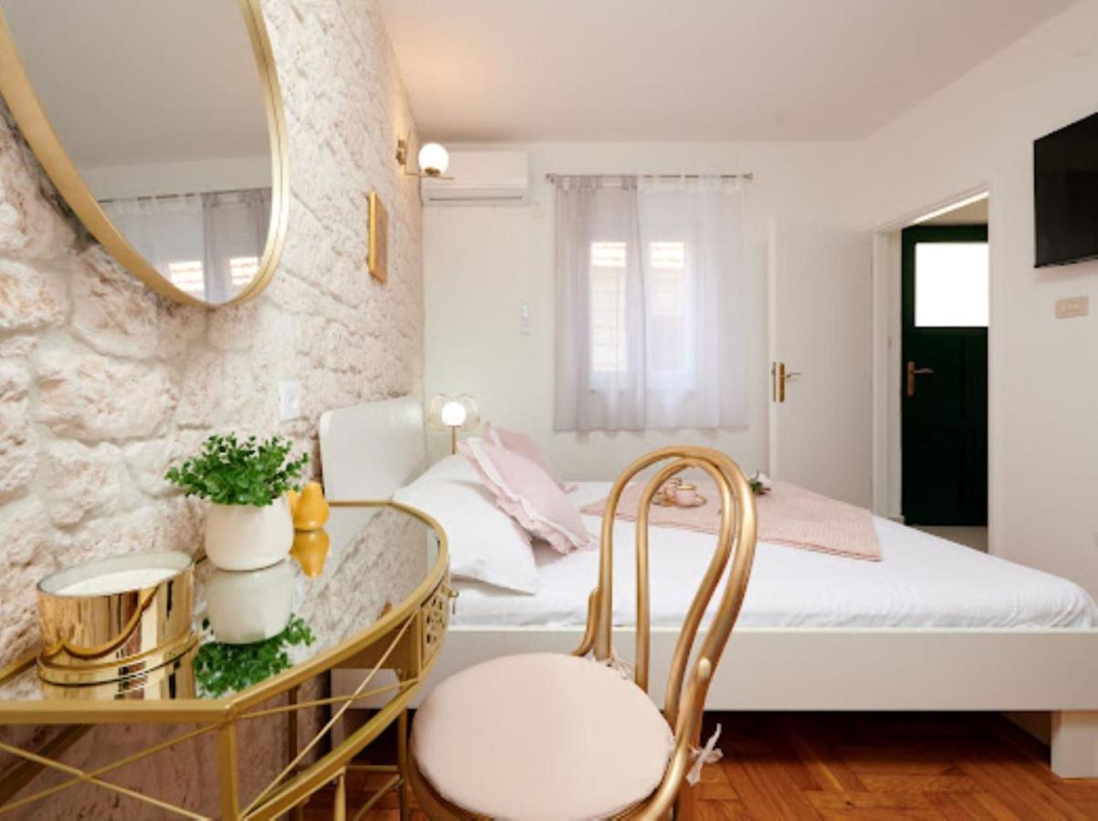 Guesthouse Ana Trogir Old Town Exterior foto