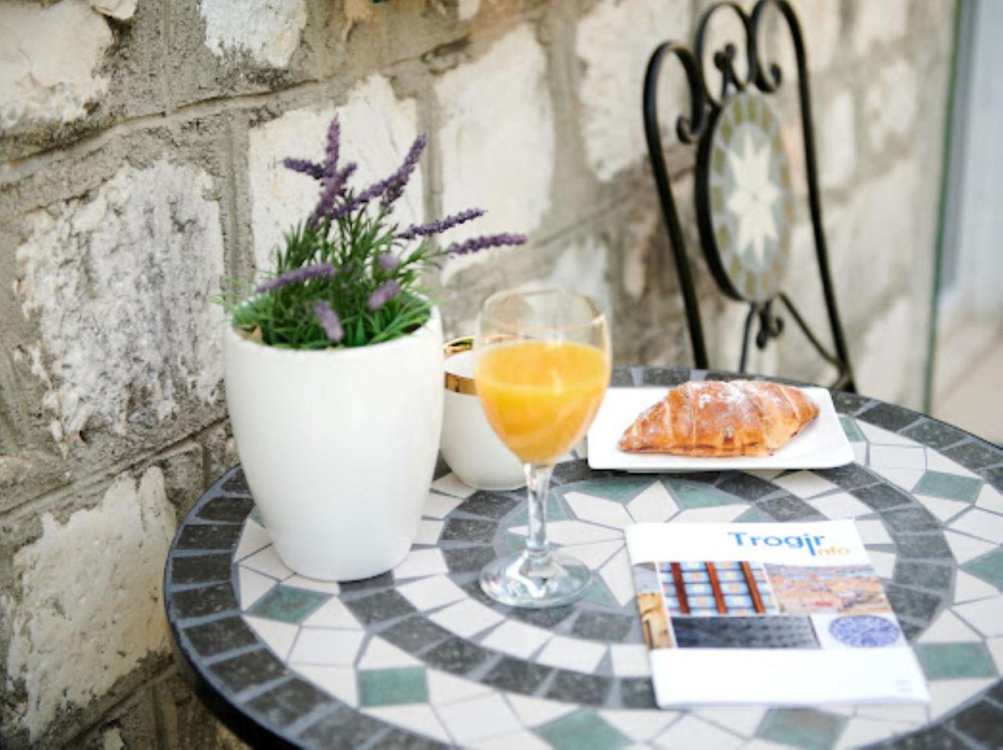 Guesthouse Ana Trogir Old Town Exterior foto